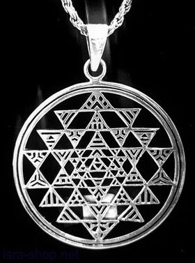 Kovový amulet, ktorý priťahuje šťastie v podobe prívesku