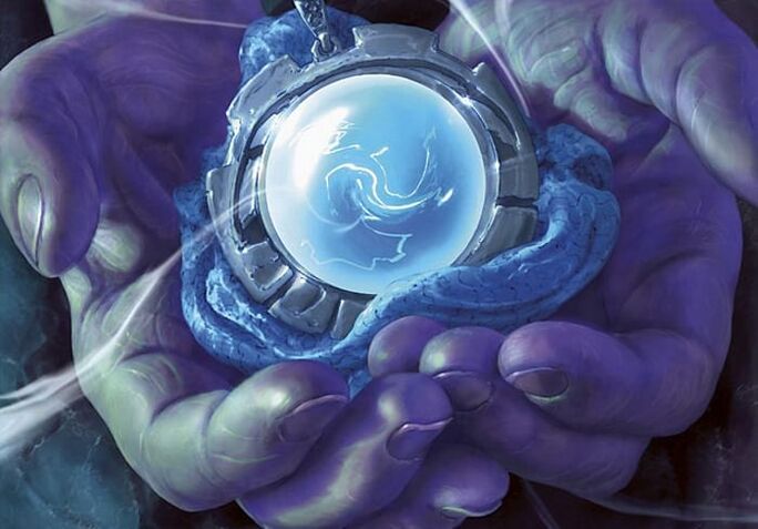 magický amulet v rukách a nabíjanie