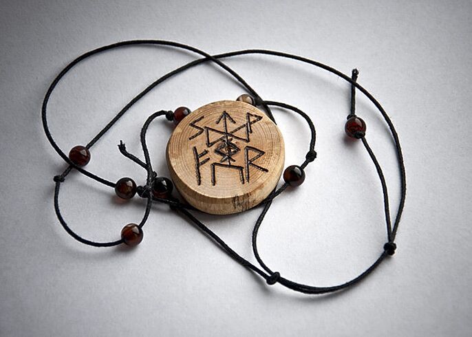 amulet vyrobený z dreva